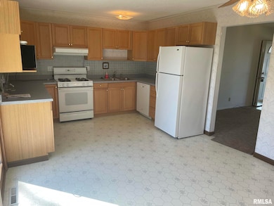 4625 Candlelight Dr, Davenport, IA 52806 - photo 6