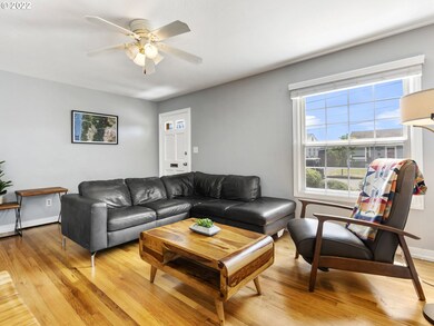 Living Room/Entrance