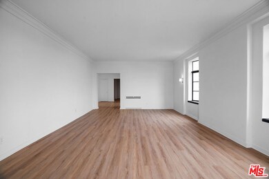 Large Living room with 9 ft ce
