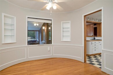 Spacious and charming breakfast room