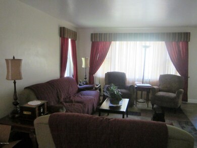 5140 Fikes living2