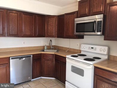 2340 Hunters Square Ct, Reston, VA 20191 - photo 2