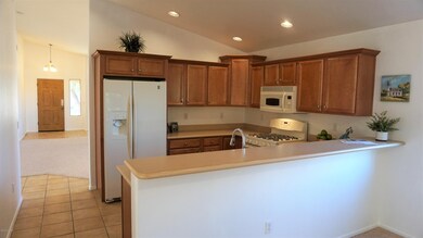 Kitchen w Breakfast Bar
