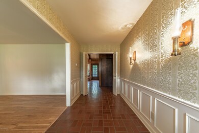 216RobinhoodCir-12