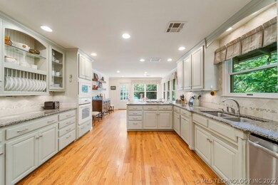 Cabinet Features Built-in Plate Rack