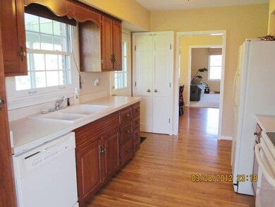 Gorgeous wood cabinetry and newer applia