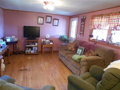 Spacious living room w hardwood floors