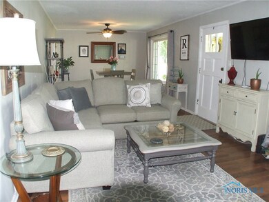 Very spacious living/dining combo with laminate wo