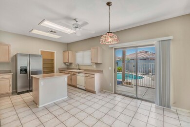 Kitchen w/Island
