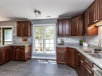 009-1280x960-kitchen-breakfast