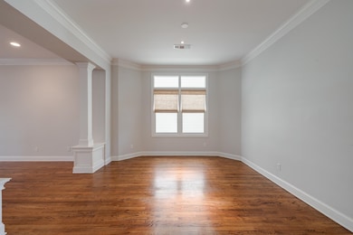 Unfurnished room with decorative columns, wood fin