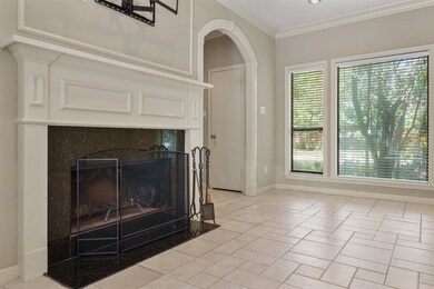 At the heart of the space, a fireplace
adds a coz