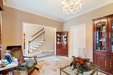 Foyer with a chandelier, visible vents, baseboards