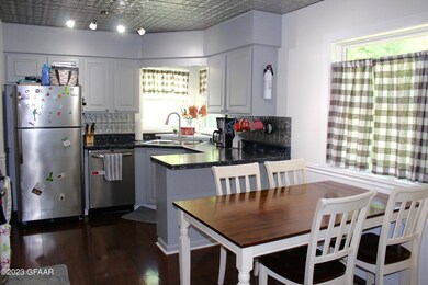 1410 10th Ave S, Grand Forks, ND 58201 - photo 3