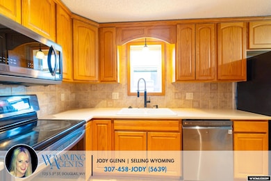 903 Leal St, Douglas, WY 82633 - photo 4