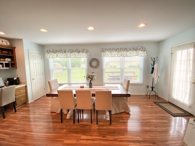  Work station to the left side of the breakfast area 