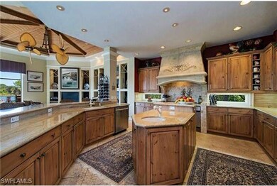 Island Kitchen w. Gas Cook Top, Double Ovens and W