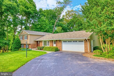 12134 Folkstone Dr, Herndon, VA 20171 - photo 2