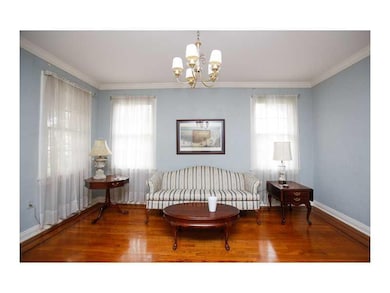 Living Room. 1728-30 Gentilly - Wonderful lighting