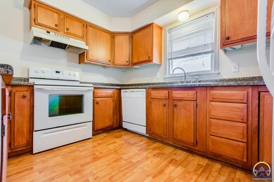 3712 SW 34th St, Topeka, KS 66614 - photo 6