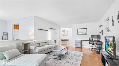 2051 Creekside Dr unit 2-3, Wheaton, IL 60189 - photo 2