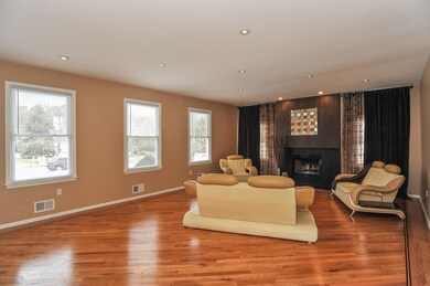 004_Living Room