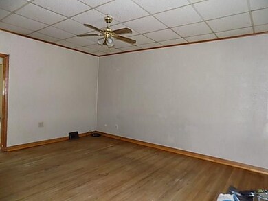 435 Longfellow St, Vandergrift, PA 15690 - photo 2