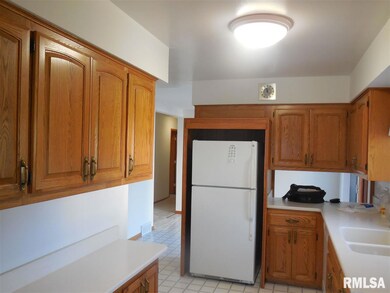 2110 W 38th Place, Davenport, IA 52806 - photo 5