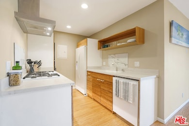 8001 Redlands St unit 207, Playa Del Rey, CA 90293 - photo 7