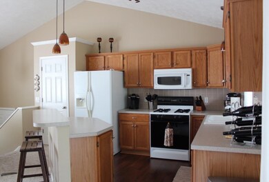 Kitchen w/island & snack bar