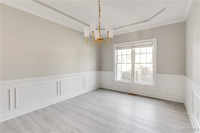 Formal dining room with tray ceiling, ornamental m