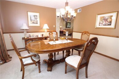 Chair rail trim & neutral paint colors compliment 
