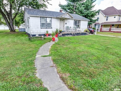 325 N Poplar St, Assumption, IL 62510 - photo 2