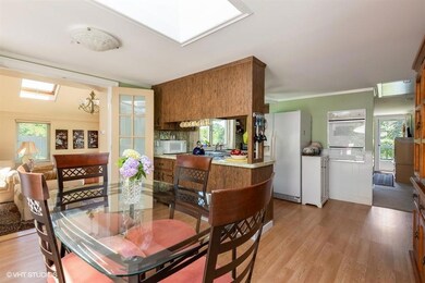 05_116PondStreet_92001_KitchenDining_Low