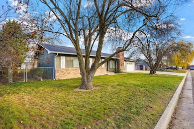 2405 Roosevelt St, Caldwell, ID 83605 - photo 2