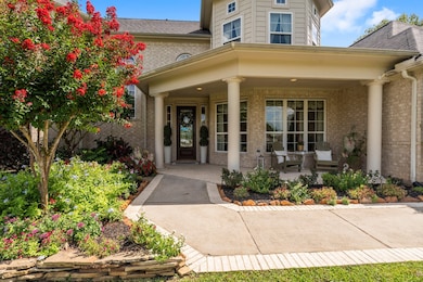 Beautiful landscaping with plenty of curb appeal!