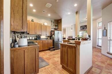 Kitchen with kitchen peninsula, stainless steel fr