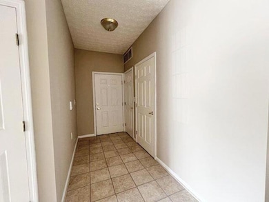 05-103Foyer