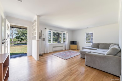 585 Peconic Ln, Peconic, NY 11958 - photo 4