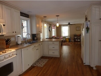 Sunny living rm w/gas fp