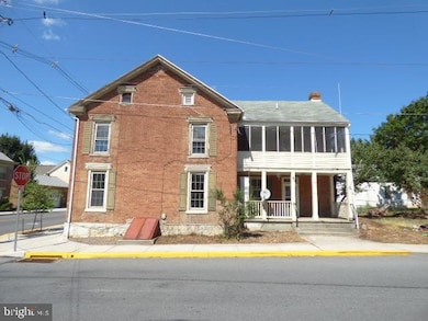 101 N Carlisle St, Greencastle, PA 17225 - photo 2