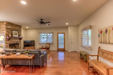 6 Living Room photo b