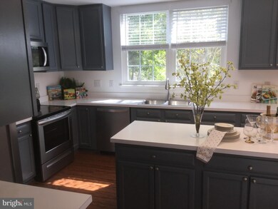 18885 Leaf Covered Ct, Triangle, VA 22172 - photo 6