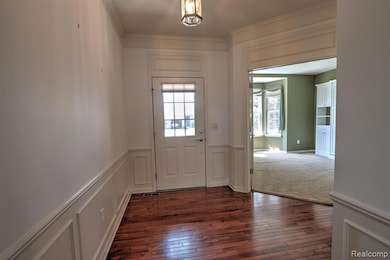 Foyer- hardwood fl, wainscoting, crown molding