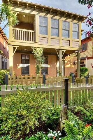 This detached luxury condo is beautifully appointe
