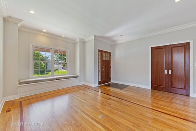 582 S Rex Blvd, Elmhurst, IL 60126 - photo 2