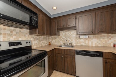 11 Royal Crest Dr unit 8, Randolph, MA 02368 - photo 6