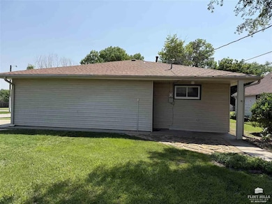 421 N Broadway Ave, Beloit, KS 67420 - photo 2