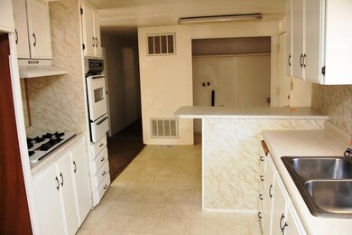 Kitchen, Laundry Hook ups