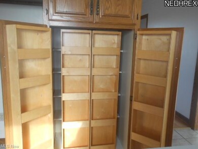 PULL OUT PANTRY